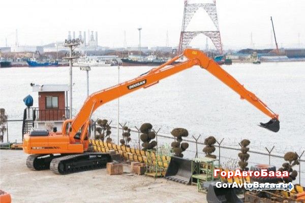 экскаватор с удлиненной стрелой 